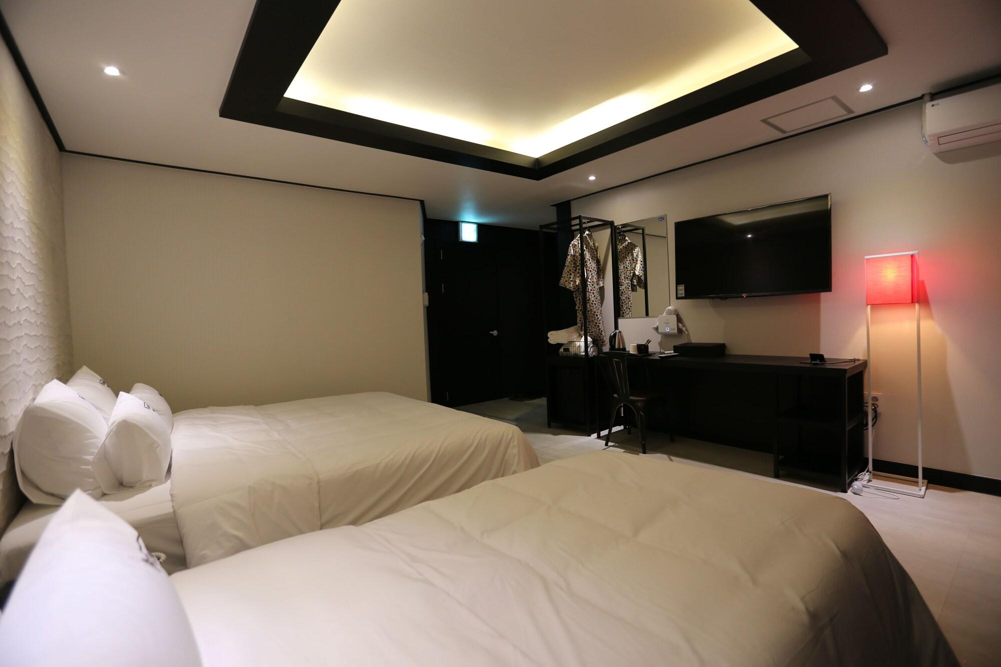 Almond Hotel Gupo Station Пусан Екстериор снимка