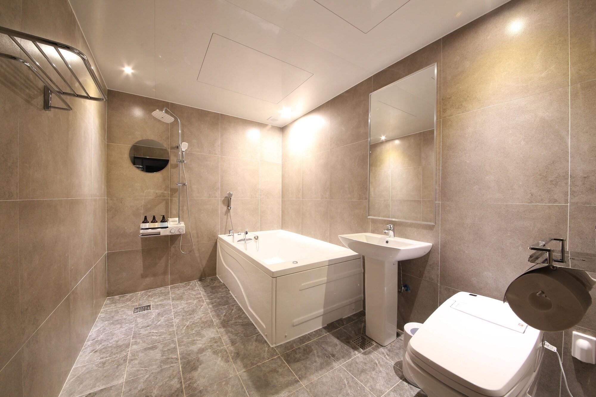 Almond Hotel Gupo Station Пусан Екстериор снимка