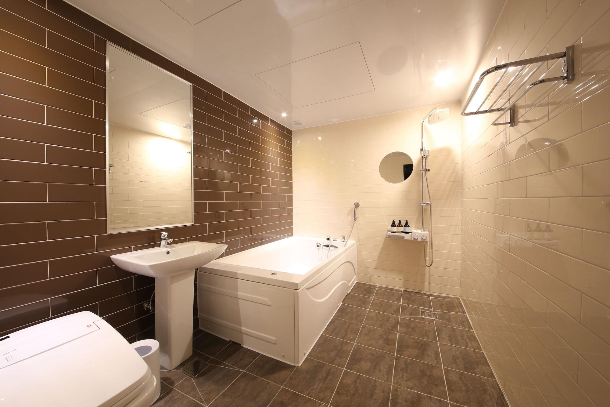 Almond Hotel Gupo Station Пусан Екстериор снимка