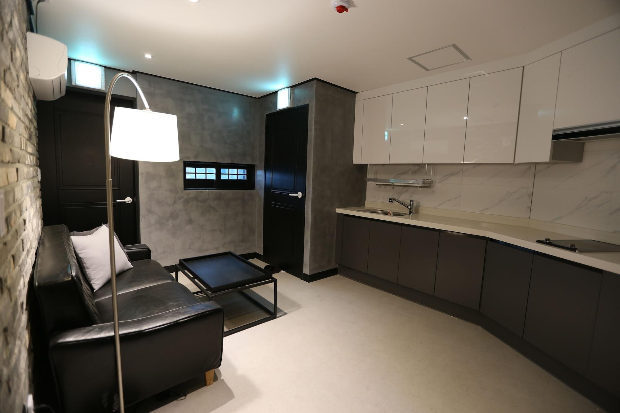 Almond Hotel Gupo Station Пусан Екстериор снимка