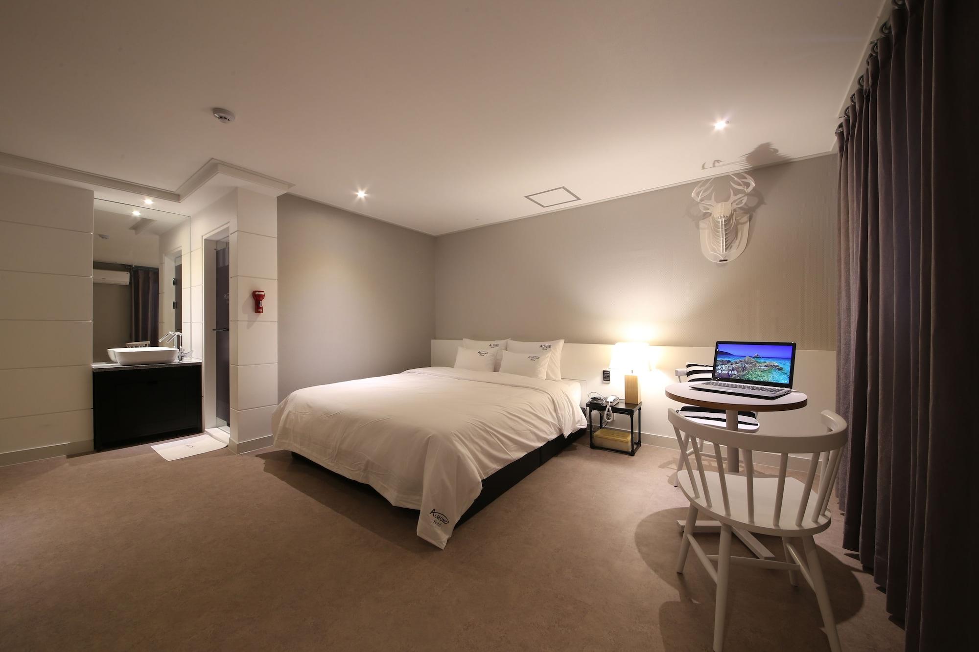 Almond Hotel Gupo Station Пусан Екстериор снимка