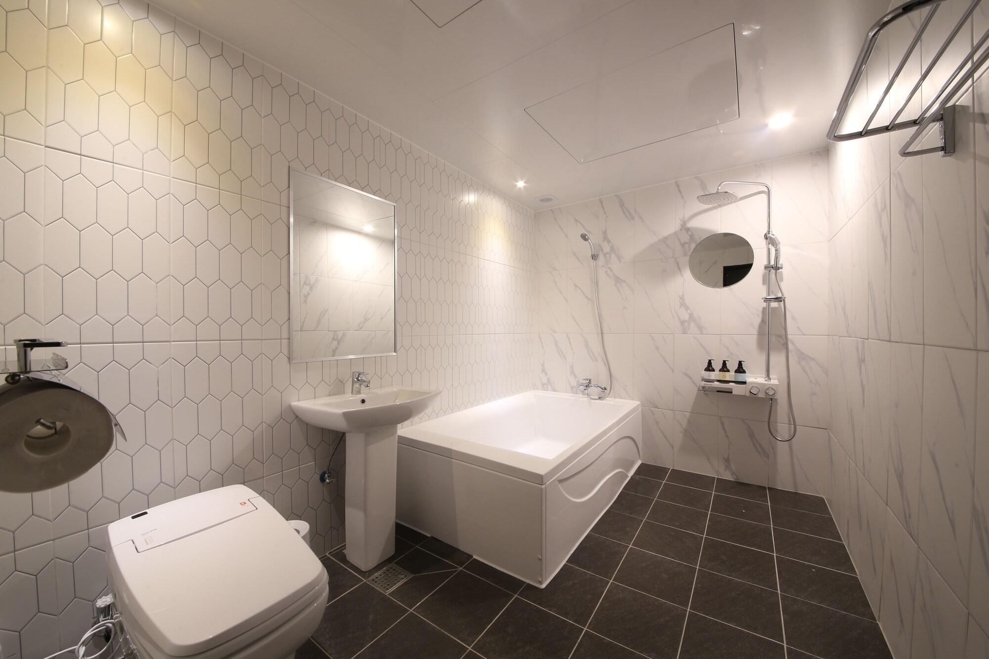 Almond Hotel Gupo Station Пусан Екстериор снимка