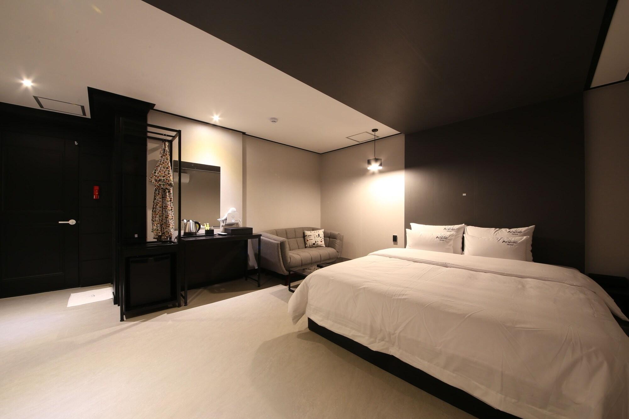 Almond Hotel Gupo Station Пусан Екстериор снимка