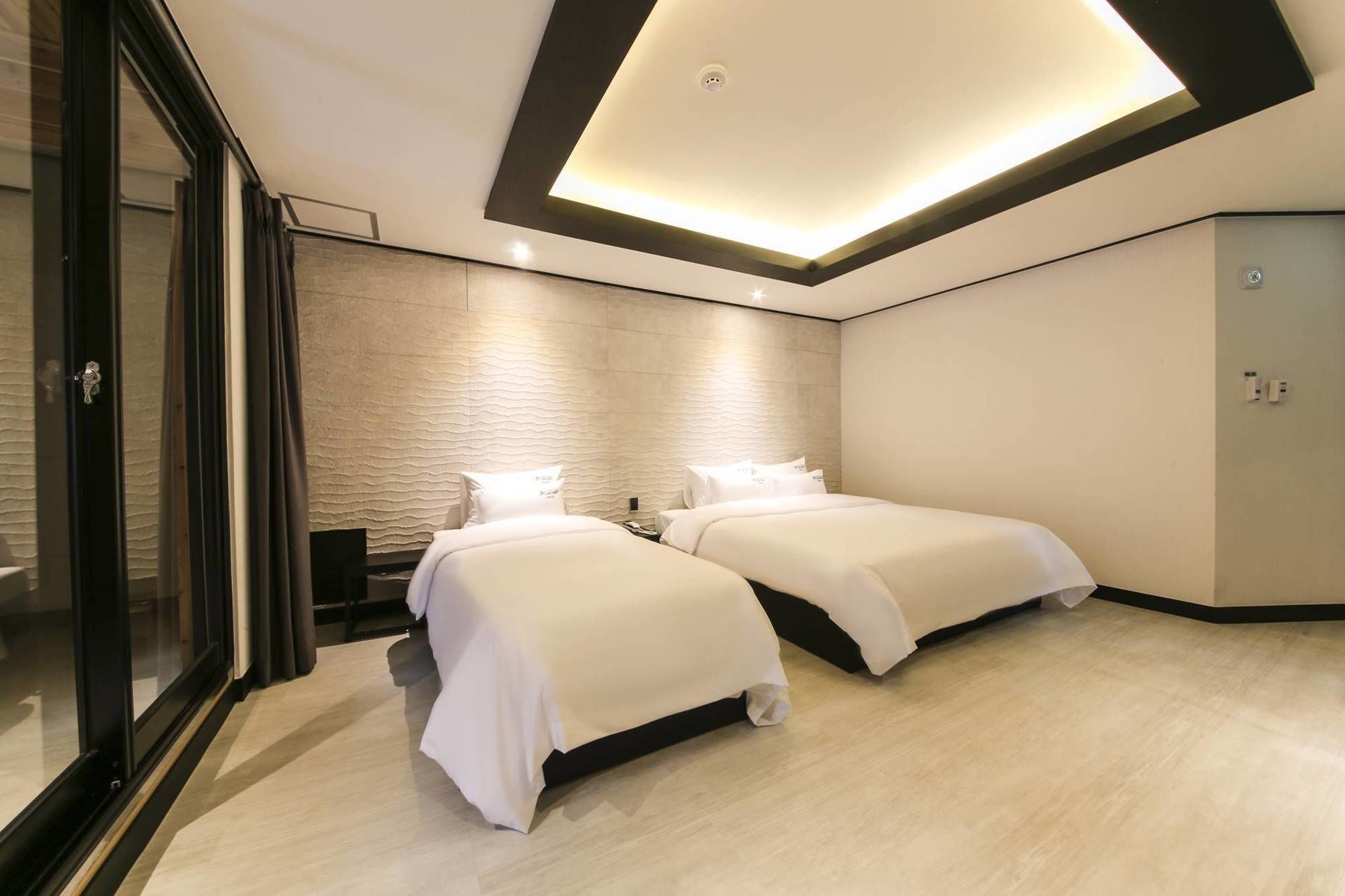 Almond Hotel Gupo Station Пусан Екстериор снимка
