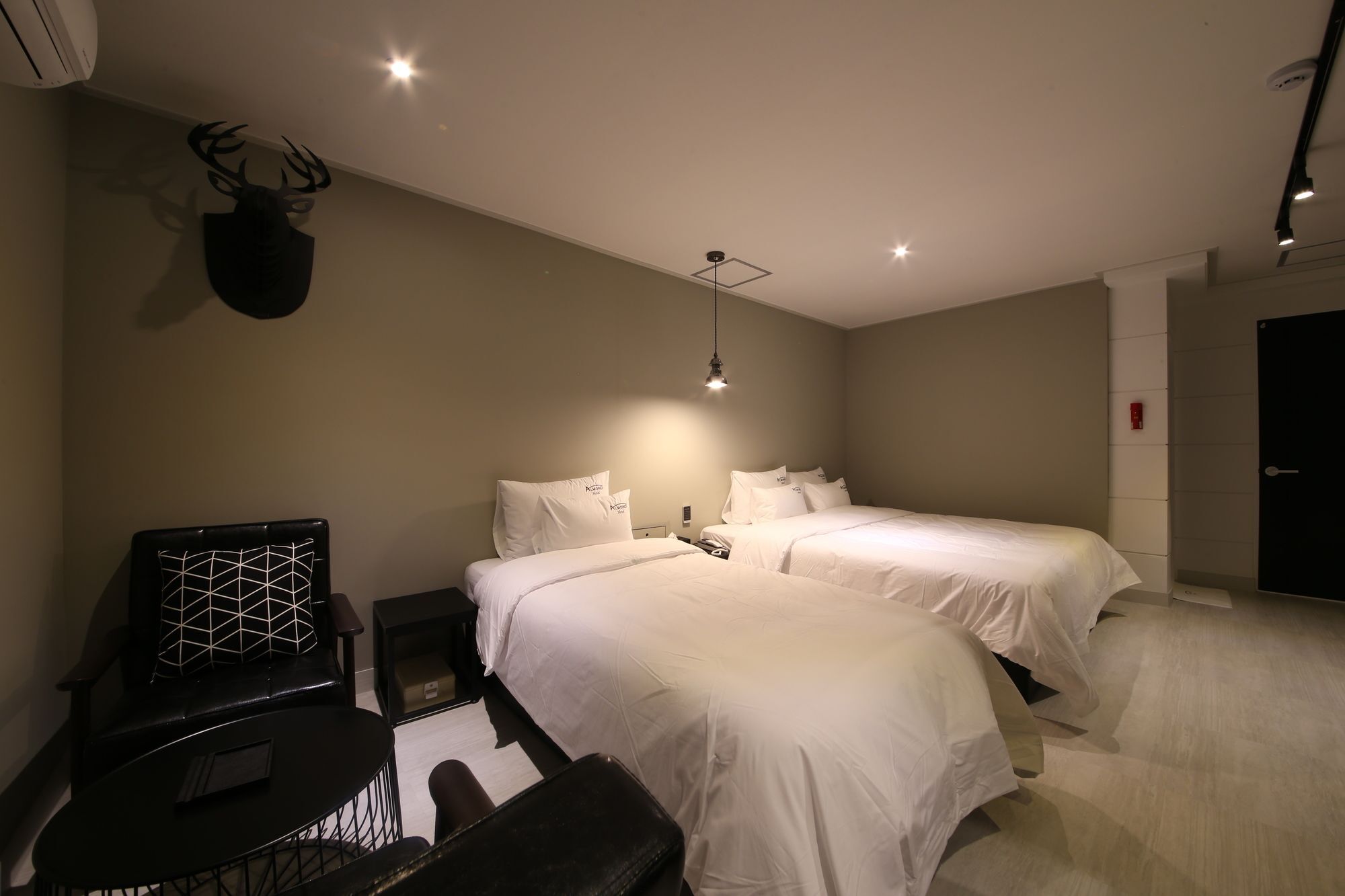 Almond Hotel Gupo Station Пусан Екстериор снимка