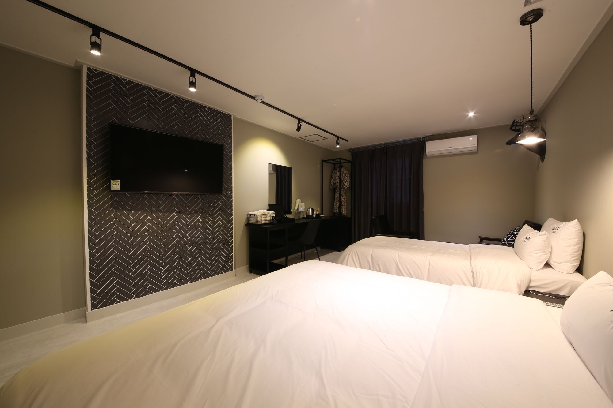 Almond Hotel Gupo Station Пусан Екстериор снимка