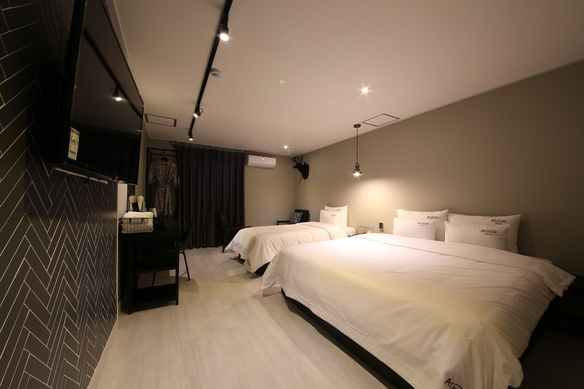 Almond Hotel Gupo Station Пусан Екстериор снимка