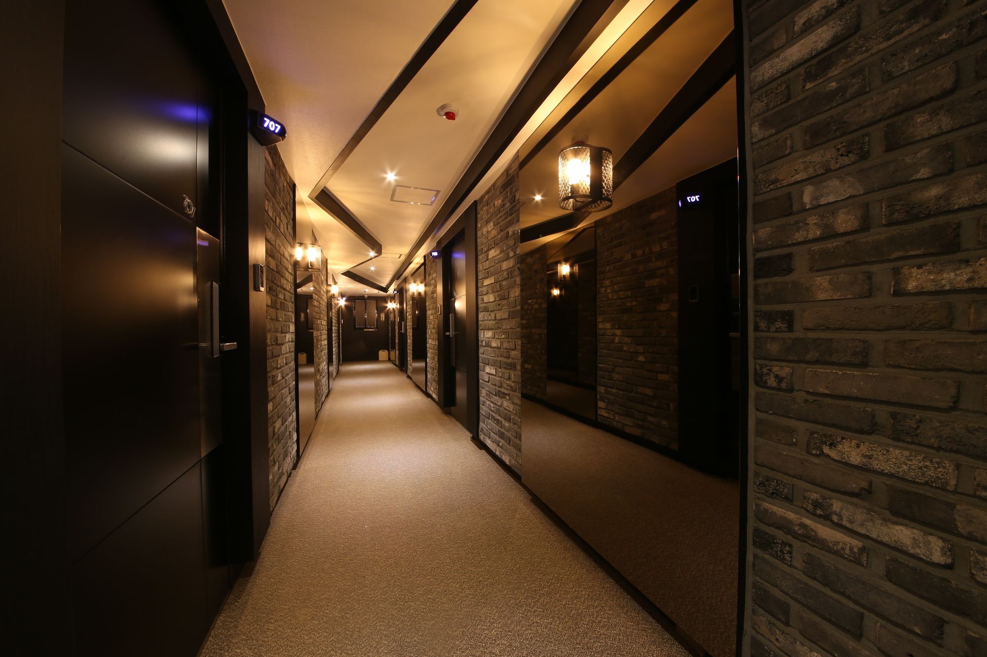 Almond Hotel Gupo Station Пусан Екстериор снимка