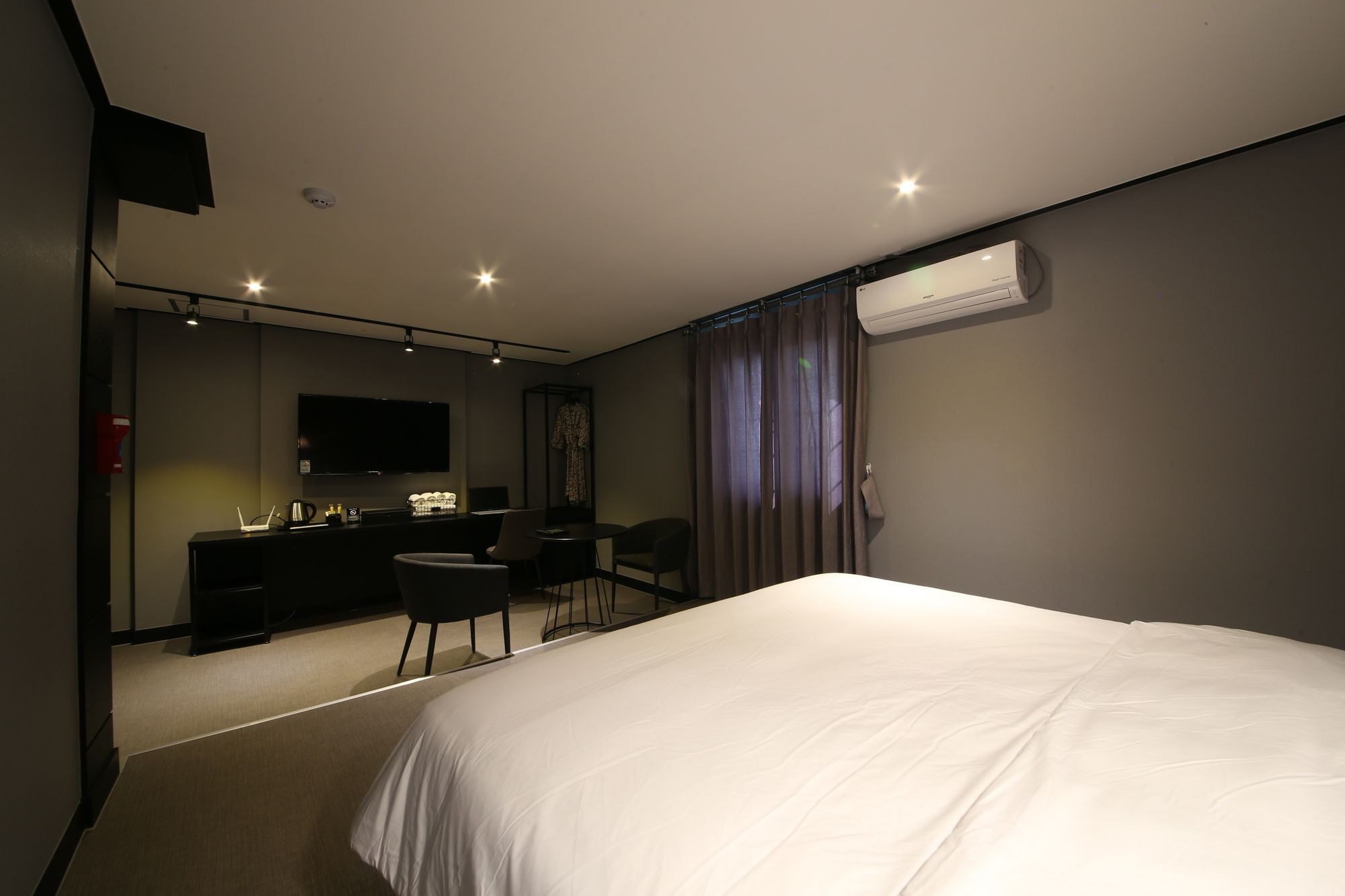 Almond Hotel Gupo Station Пусан Екстериор снимка
